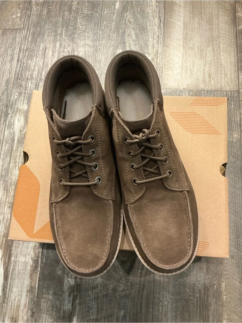 Koolaburra Men's Brown Suede Chukka with Tan Sole Size 10